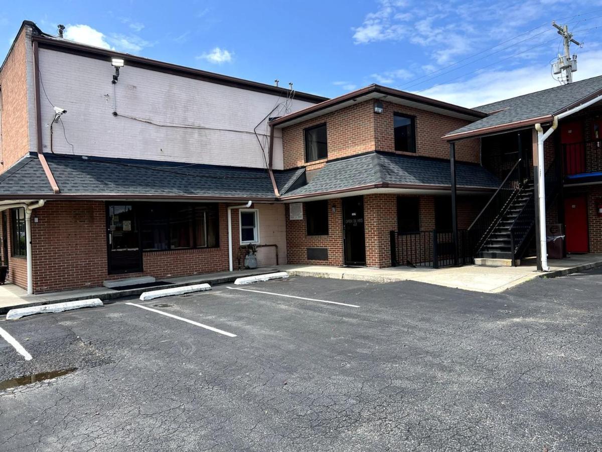 Budget Plaza Motel Brooklyn Park Exterior photo